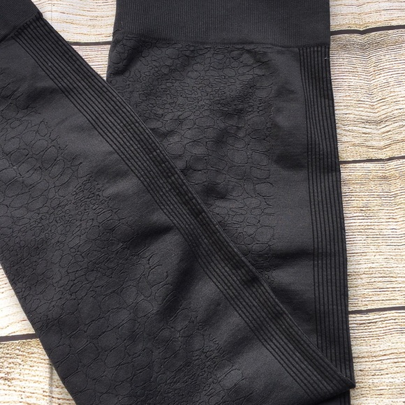 Fabletics pebble textured leggings - Picture 5 of 6